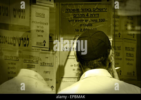 Homme Jewish-Orthodox dans le district d'un me'Sche'arim, Jérusalem, Israël. Banque D'Images