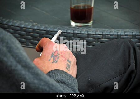 L'homme bénéficie d'un plateau et de cigarettes dans le district de Jewish-Orthodox Me'un sche'arim à Jérusalem, Israël. Banque D'Images