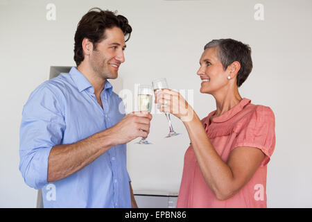 L'équipe d'affaires occasionnels toasting with champagne Banque D'Images