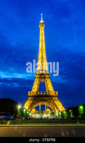 PARIS - le 15 juin : Tour Eiffel le 22 juin 2012 à Paris. La tour Eiffel est l'un des plus populaires attractions touristiques à Paris Banque D'Images