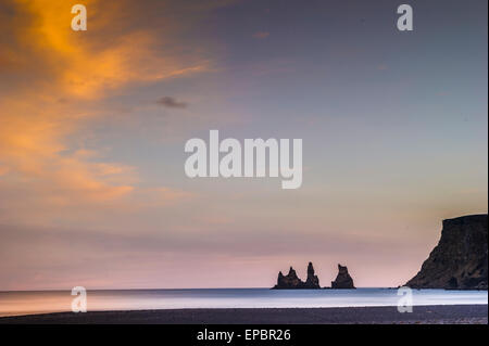 L'Icelandic trolls ou basaltiques de Reynisdrangar (en) Vik (vik i myrdal), le sud de l'Islande Banque D'Images