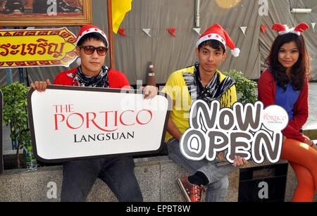 Bangkok, Thaïlande : un groupe de jeunes Thaïlandais holding les panneaux publicitaires pour le portique, restaurant et centre commercial Banque D'Images