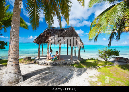 Un couple dans une plage fale (HUT) ; l'île de Savaii, Samoa Banque D'Images