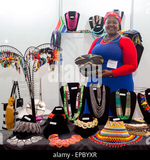 Rio de Janeiro, Brésil. 15 mai, 2015. Nthabiseng Dibakoane en provenance d'Afrique du Sud présente un chapeau traditionnel 'Isicholo» au 25e Sommet mondial des femmes à Sao Paulo, Brésil, le 15 mai 2015. Plus de 1 000 femmes deligates de quelque 60 pays et régions ont participé à la réunion de trois jours. © Xu Zijian/Xinhua/Alamy Live News Banque D'Images