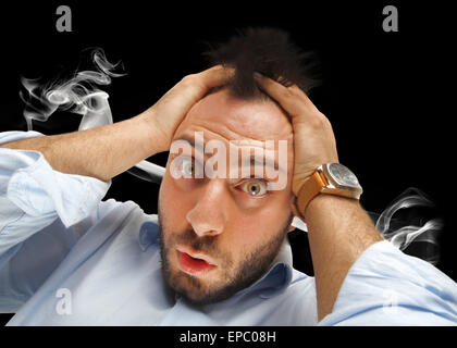 Stressed businessman avec de la fumée sortir de ses oreilles sur blanc. Banque D'Images