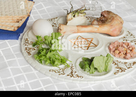 Plaque de seder juif. Six aliments constituent ce repas de Pâque. Banque D'Images