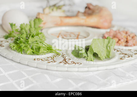 Plaque de seder juif. Six aliments constituent ce repas de Pâque. Banque D'Images