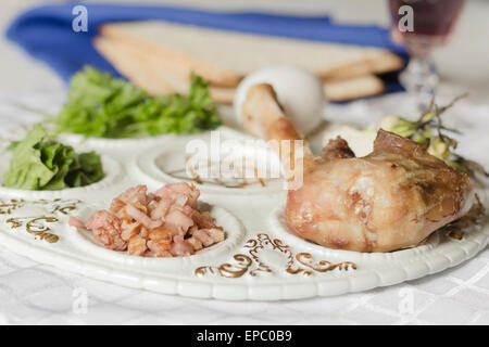 Plaque de seder juif. Six aliments constituent ce repas de Pâque. Banque D'Images