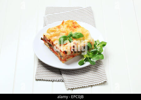 Portion de lasagne sur une assiette Banque D'Images