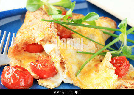Egg omelette aux tomates et salade verte Banque D'Images