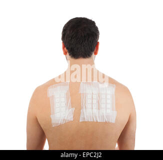 L'allergie cutanée Patch Test à l'arrière de l'homme Patient sur fond blanc Banque D'Images