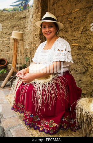 Femme tissant un chapeau de Panama à partir de paille toquilla Homero Ortega au Panama Hat Factory, Cuenca, Azuay, Equateur Banque D'Images