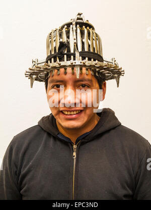 Un homme portant un raccord haberdashers instrument au Barranco Panama Hat Factory, Cuenca, Azuay, Equateur Banque D'Images