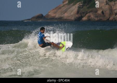 Rio de Janeiro, Brésil. 15 mai, 2015. Ítalo Ferreira (BRA) au cours du cycle 3 du WCT Pro 2015 Rio Oi à Barra da Tijuca. Il a défait le Nat Young (USA) Crédit : Maria Adelaide Silva/Alamy Live News Banque D'Images