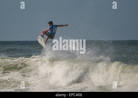 Rio de Janeiro, Brésil. 15 mai, 2015. Ítalo Ferreira (BRA) au cours du cycle 3 du WCT Pro 2015 Rio Oi à Barra da Tijuca. Il a défait le Nat Young (USA) Crédit : Maria Adelaide Silva/Alamy Live News Banque D'Images