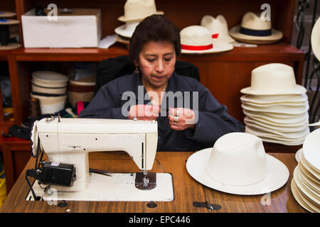 Couture femme noir sur le bord d'un chapeau de Panama au Barranco Panama Hat Factory, Cuenca, Azuay, Equateur Banque D'Images