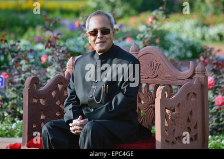 Pranab Kumar Mukherjee, 13e et actuel président de l'Inde enfin s'installe dans sa chaise dans le Mughal Gardens et sourires Banque D'Images