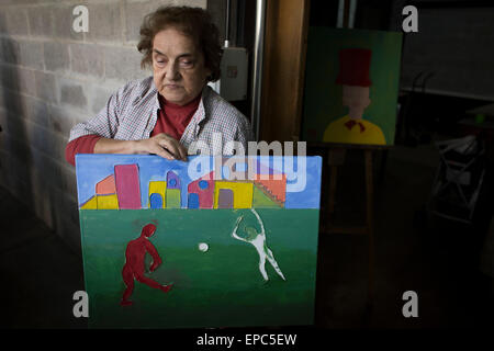 Buenos Aires, Argentine. 15 mai, 2015. Une femme pose avec l'une de ses œuvres dans l'atelier de peinture et sculpture pour aveugles du Musée des Arts Plastiques Eduardo Sivori à Buenos Aires, capitale de l'Argentine, le 15 mai 2015. Selon les organisateurs, l'atelier est destiné aux personnes aveugles ou malvoyantes, dans le but de mettre en valeur la capacité de perception et d'interprétation spatiale des participants. © Martin Zabala/Xinhua/Alamy Live News Banque D'Images