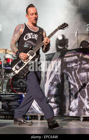 Madison, Wisconsin, USA. 10 mai, 2015. Musicien MICHAEL POULSEN de Volbeat effectue live pendant le WJJO Maylay Mayday à l'Alliant Energy Center à Madison, Wisconsin © Daniel DeSlover/ZUMA/Alamy Fil Live News Banque D'Images