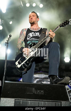 Madison, Wisconsin, USA. 10 mai, 2015. Musicien MICHAEL POULSEN de Volbeat effectue live pendant le WJJO Maylay Mayday à l'Alliant Energy Center à Madison, Wisconsin © Daniel DeSlover/ZUMA/Alamy Fil Live News Banque D'Images