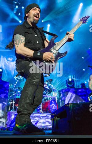 Madison, Wisconsin, USA. 10 mai, 2015. Le guitariste Rob Caggiano de Volbeat effectue live pendant le WJJO Maylay Mayday à l'Alliant Energy Center à Madison, Wisconsin © Daniel DeSlover/ZUMA/Alamy Fil Live News Banque D'Images