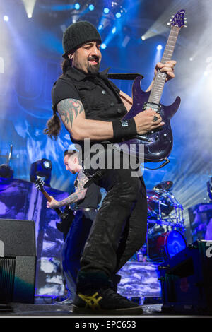 Madison, Wisconsin, USA. 10 mai, 2015. Le guitariste Rob Caggiano de Volbeat effectue live pendant le WJJO Maylay Mayday à l'Alliant Energy Center à Madison, Wisconsin © Daniel DeSlover/ZUMA/Alamy Fil Live News Banque D'Images