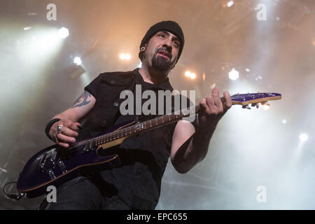 Madison, Wisconsin, USA. 10 mai, 2015. Le guitariste Rob Caggiano de Volbeat effectue live pendant le WJJO Maylay Mayday à l'Alliant Energy Center à Madison, Wisconsin © Daniel DeSlover/ZUMA/Alamy Fil Live News Banque D'Images