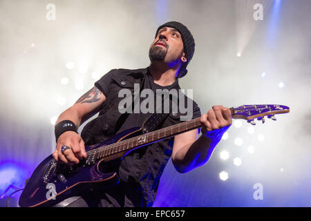 Madison, Wisconsin, USA. 10 mai, 2015. Le guitariste Rob Caggiano de Volbeat effectue live pendant le WJJO Maylay Mayday à l'Alliant Energy Center à Madison, Wisconsin © Daniel DeSlover/ZUMA/Alamy Fil Live News Banque D'Images