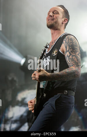 Madison, Wisconsin, USA. 10 mai, 2015. Musicien MICHAEL POULSEN de Volbeat effectue live pendant le WJJO Maylay Mayday à l'Alliant Energy Center à Madison, Wisconsin © Daniel DeSlover/ZUMA/Alamy Fil Live News Banque D'Images