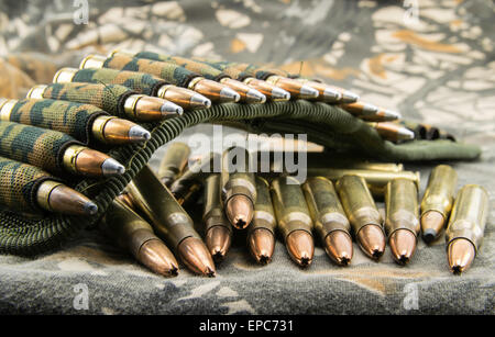 Munitions pour fusil ceinture camouflage sur fond de camouflage Banque D'Images