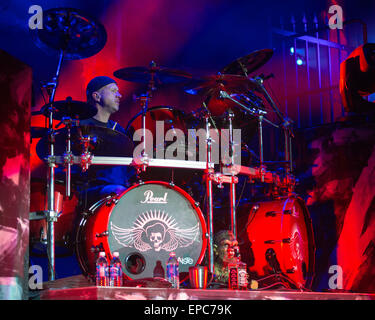 Madison, Wisconsin, USA. 10 mai, 2015. Le batteur JON LARSEN de Volbeat effectue live pendant le WJJO Maylay Mayday à l'Alliant Energy Center à Madison, Wisconsin © Daniel DeSlover/ZUMA/Alamy Fil Live News Banque D'Images