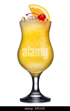 Cocktail sans alcool en verre décoré avec des ouragans de cerise et de tranche d'orange. Look frais et propre. Banque D'Images