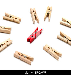 Broche en tissu en bois sur fond blanc Banque D'Images