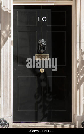 Westminster, London, UK. 7e mai 2015. Downing Street 's'emblématique porte avant. Banque D'Images