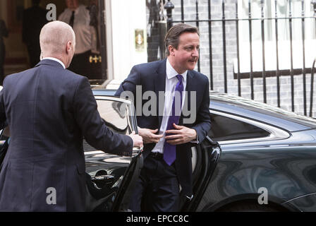 Le premier ministre, David Cameron, arrive au numéro 10 Downing Street Banque D'Images