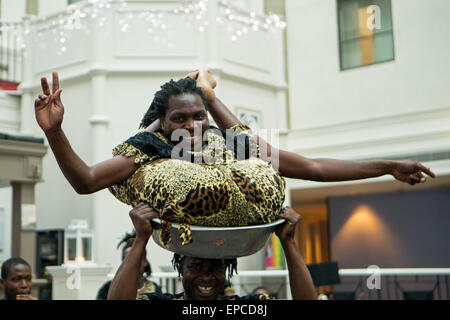 Fanti Acrobats présente les acrobaties africaines traditionnelles à Brighton Fringe 2015, The Brighton Thistle Hotel, Kings Road, Brighton, East Sussex, Royaume-Uni. 15th mai 2015 Banque D'Images