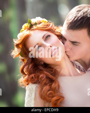 Closeup portrait of beautiful couple aimant doux, heureux beau palefrenier s'embrasser sa belle mariée le cou, l'amour et la romance concept Banque D'Images