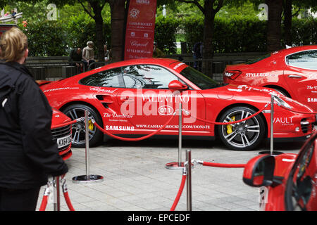 Cash & Rocket Tour 2015 commence à Londres, (Southbank), Royaume-Uni. Cher allemand et italien rouge sur l'affichage des voitures : Porsche 911. Banque D'Images