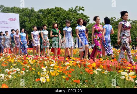 Shanghai, Chine, la province de Shandong. 16 mai, 2015. Présenter des modèles, un cheongsams la tenue féminine traditionnelle Chinoise également connu sous le nom de Qipao cheongsam, lors d'un show à Shanghai, la Chine de l'est la province de Shandong, le 16 mai 2015. Parrainé par la Chine dans le monde entier, la société Qipao cheongsam un show a eu lieu samedi, avec la participation de quelque 150 000 amateurs de cheongsam 420 branches de la société Qipao la Chine dans le monde. © Changguo Ventilateur/Xinhua/Alamy Live News Banque D'Images