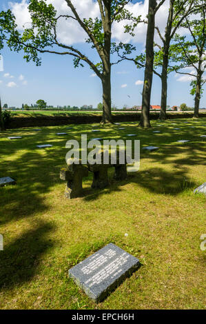 La Première Guerre mondiale Le cimetière militaire allemand de Langemark dans l'ouest de la Belgique en Flaaderen Banque D'Images