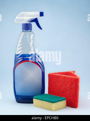 Détergent bleu nettoyage vaporisateur avec de l'éponge jaune et vert et rouge fiber Banque D'Images