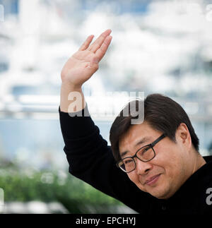 (150516) -- CANNES, Mai 16, 2015 (Xinhua) -- Le directeur sud-coréen Oh Seung-Uk pose dans un photocall pour le film 'Le' éhonté au 68e Festival du Film de Cannes, dans le sud-est de la France, le 16 mai 2015. (Xinhua/Chen Xiaowei) Banque D'Images