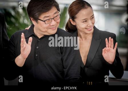 (150516) -- CANNES, Mai 16, 2015 (Xinhua) -- Le directeur sud-coréen Oh Seung-Uk (L) et l'actrice Jeon Do-Yeon poser sur un photocall pour le film 'Le' éhonté au 68e Festival du Film de Cannes, dans le sud-est de la France, le 16 mai 2015. (Xinhua/Chen Xiaowei) Banque D'Images