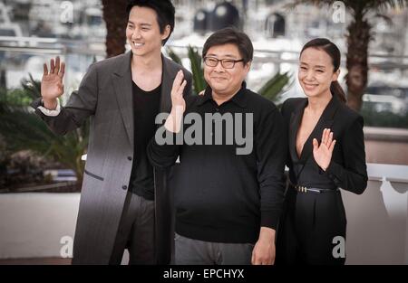 (150516) -- CANNES, Mai 16, 2015 (Xinhua) -- l'acteur sud-coréen Kim Nam-Gil (L), directeur Oh Seung-Uk (C) et l'actrice Jeon Do-Yeon poser sur un photocall pour le film 'Le' éhonté au 68e Festival du Film de Cannes, dans le sud-est de la France, le 16 mai 2015. (Xinhua/Chen Xiaowei) Banque D'Images