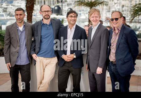 (150516) -- CANNES, Mai 16, 2015 (Xinhua) -- Directeur Asif Kapadia (C), l'éditeur vidéo Chris King (2e R) et producteur James Gay-Rees (2L) poser lors d'un photocall pour le film 'Amy' à la 68e Festival du Film de Cannes, dans le sud-est de la France, le 16 mai 2015. (Xinhua/Chen Xiaowei) Banque D'Images