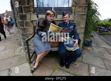 Haworth, West Yorkshire, Royaume-Uni. 16 mai, 2015. Une femme lisant la victoire édition de photo Post magazine au cours de Haworth 1940 week-end, un événement annuel où les gens s'habillent en costume et visiter le village de Haworth pour revivre les années 40. Credit : West Yorkshire Images/Alamy Live News Banque D'Images