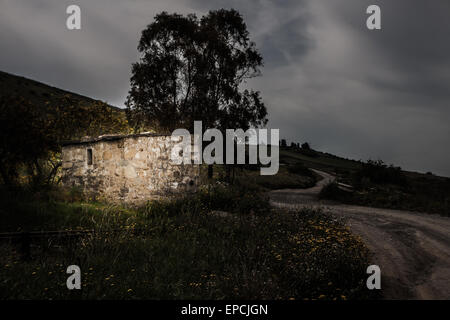 La nuit, maison en pierre en campagne. Maison en pierre dans un ancien passage à niveau Banque D'Images