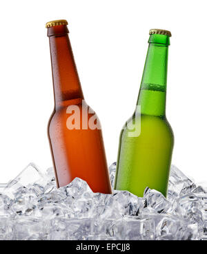 Deux bouteilles de bière se refroidir dans la glace. Isolé sur un fond blanc. Banque D'Images