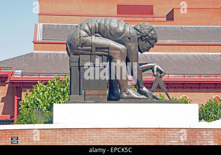 Londres, Isaac Newton statue au British Library, St Pancras, Angleterre, Banque D'Images