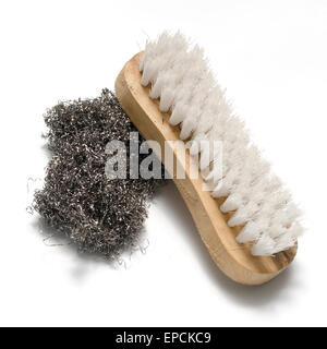 Brosse de lavage sale et la laine d'acier sur fond blanc Banque D'Images